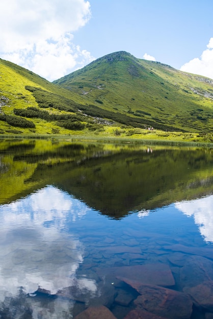 Lago nas montanhas. Destino turístico