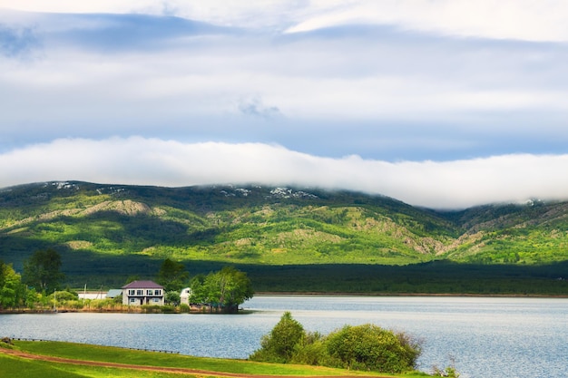 Lago nas montanhas no início da primavera. Bela paisagem no sul de Ural, Rússia.