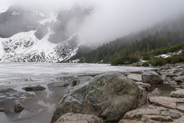 Lago nas montanhas perto de Morskie Oko, Zakopane