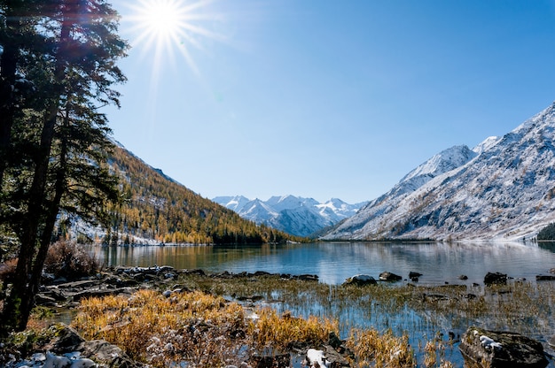 Lago nas montanhas. superfície imperturbável. inverno