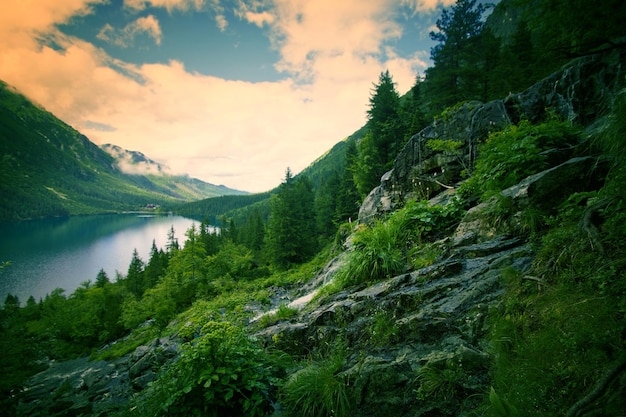 Lago nas montanhas