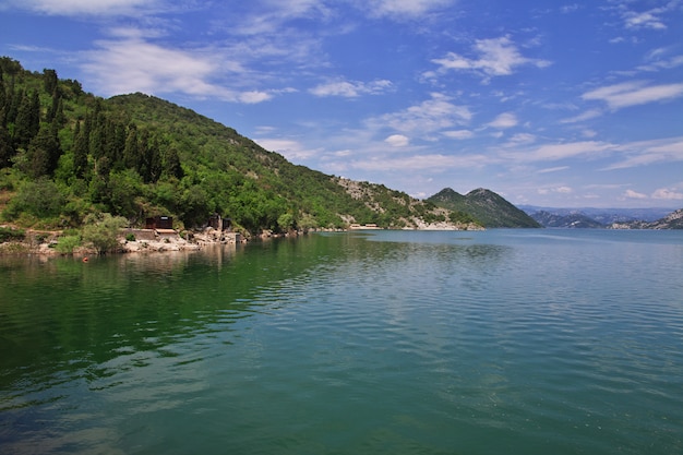 Lago nas montanhas