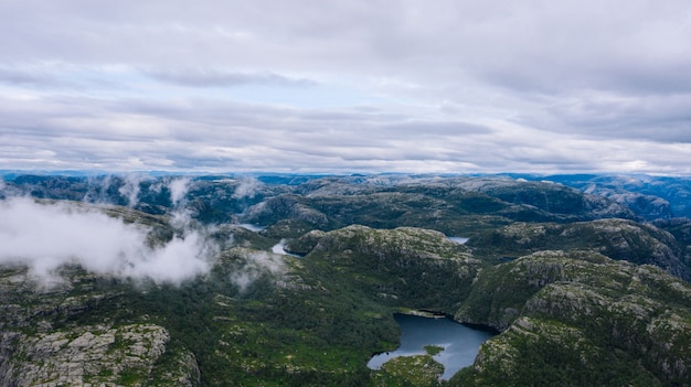 Lago nas montanhas