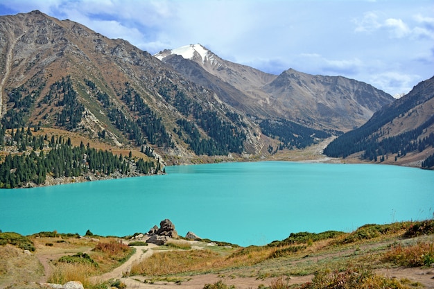 Lago nas montanhas