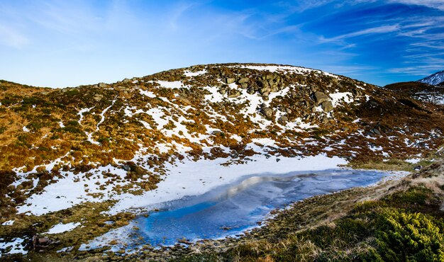 Lago nas montanhas