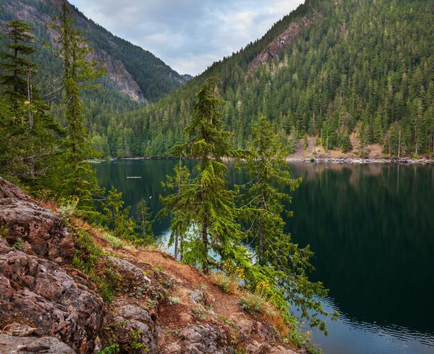 lago nas montanhas