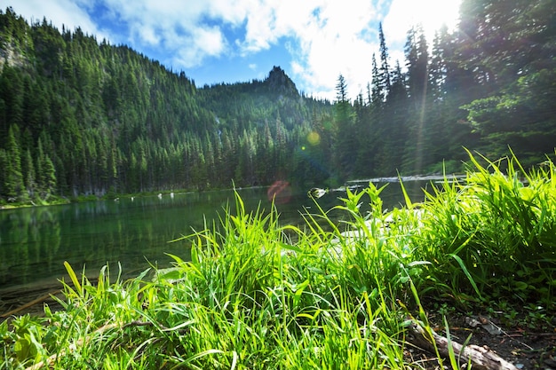 lago nas montanhas