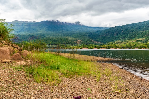 Lago de la naturaleza con paisaje Namngum Dam Vientiane laos