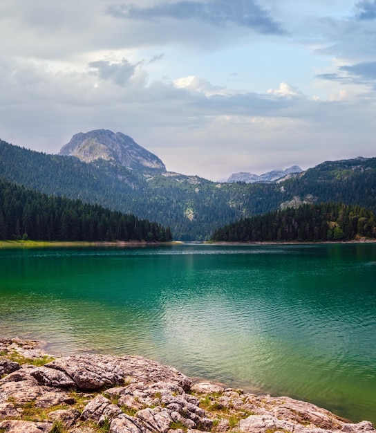 Foto lago negro crno jezero paisagem de verão município de zabljak montenegro