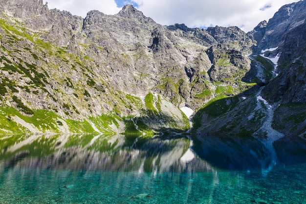 Lago Negro é um lago de montanha no lado polonês do Monte Rysy nas montanhas Tatra