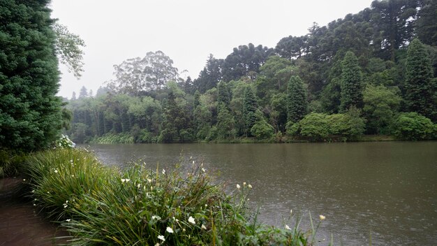 Lago Negro em um dia chuvoso na cidade de Gramado, no Rio Grande do Sul, Brasil