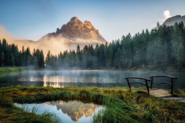 Foto lago con niebla en las montañas