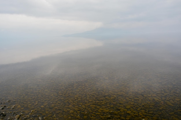 Lago en la niebla