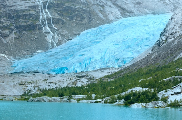 Lago Nigardsbrevatnet y vista brumosa de verano al glaciar Nigardsbreen (Noruega).