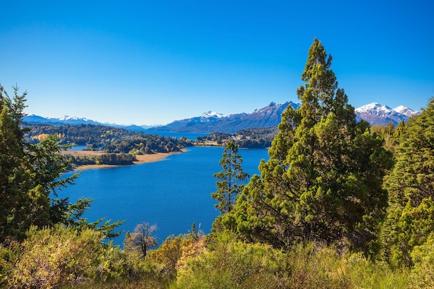 Lago no Parque Nacional Nahuel Huapi. Está localizado próximo à cidade de Bariloche, região da Patagônia Argentina.