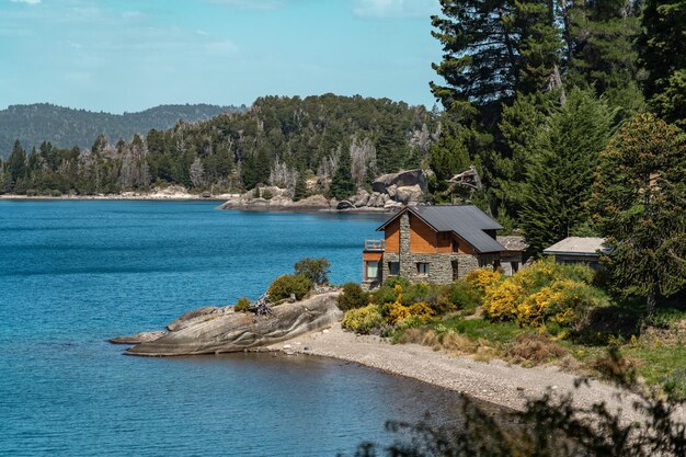 Lago no sul da Argentina cercado por montanhas com árvores