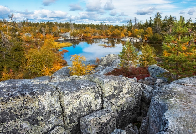 Lago en el norte de Rusia en la montaña mística Vottovaara en Karelia durante el otoño dorado