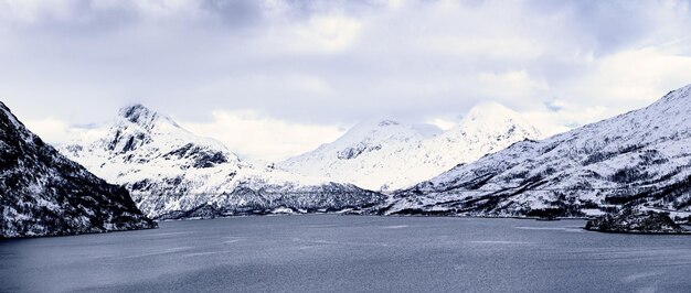 Lago de Noruega de invierno