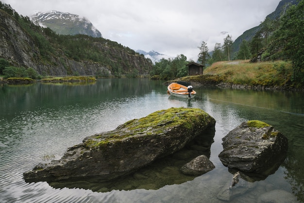 Lago noruego Lovatnet