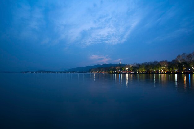 Lago del oeste de China Hangzhou por la tarde