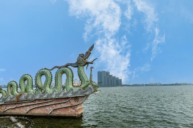 El lago oeste de Hanoi o el lago Tay Ho con la famosa estatua de dragones gemelos en Hanoi, Vietnam