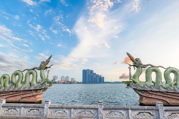 El lago oeste de Hanoi o el lago Tay Ho con la famosa estatua de dragones gemelos en Hanoi, Vietnam