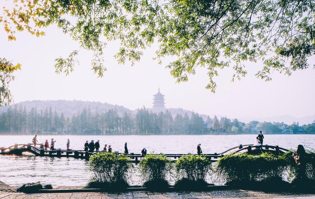 Foto lago del oeste con puente antiguo en hangzhou china