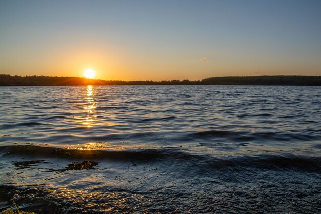 Lago con olas al atardecer en una tarde de verano.