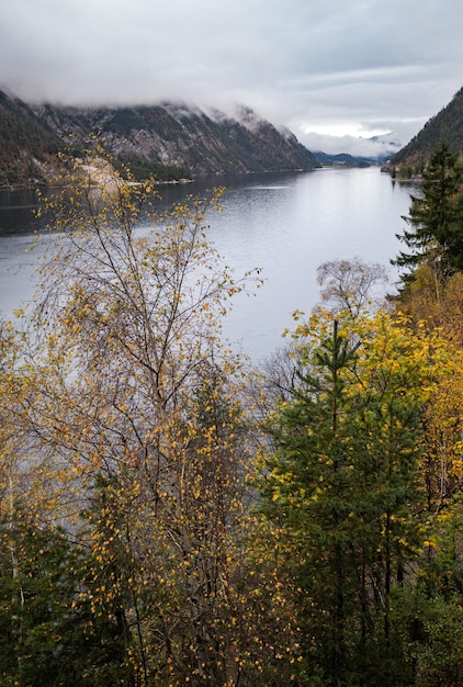 Lago de otoño alpino de montaña Alpes Achensee Tirol Austria