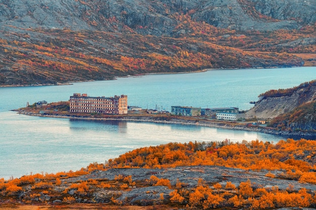 Lago de otoño en la colorida ciudad forestal de Liinahamari