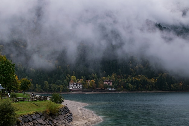 Lago de otoño vacío, cubierto de niebla