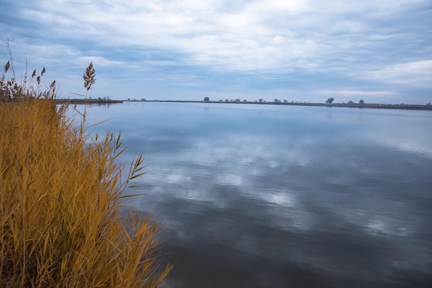 lago en otoño