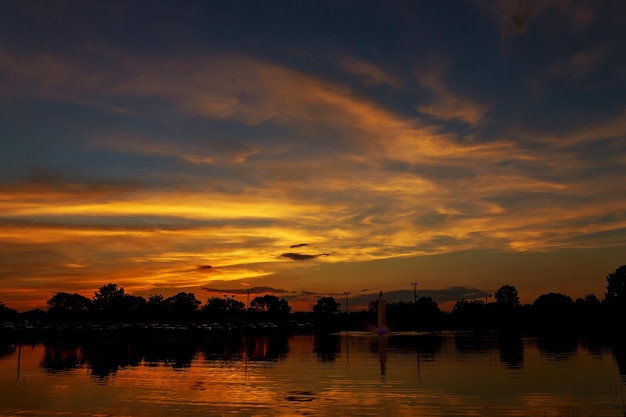 Lago pacífico al atardecer