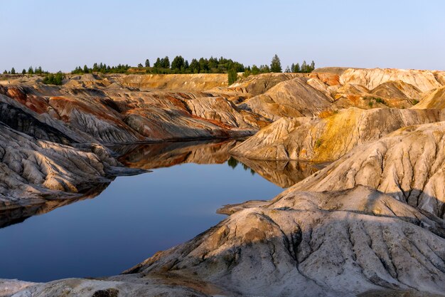 Lago paisagístico no fundo de uma pedreira de mineração de caulim com belas encostas