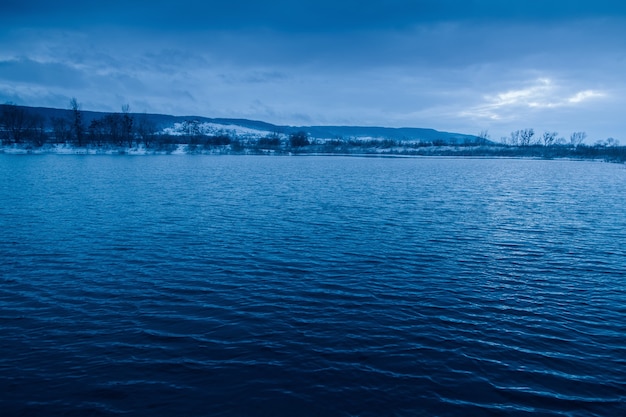 Lago de paisaje de invierno