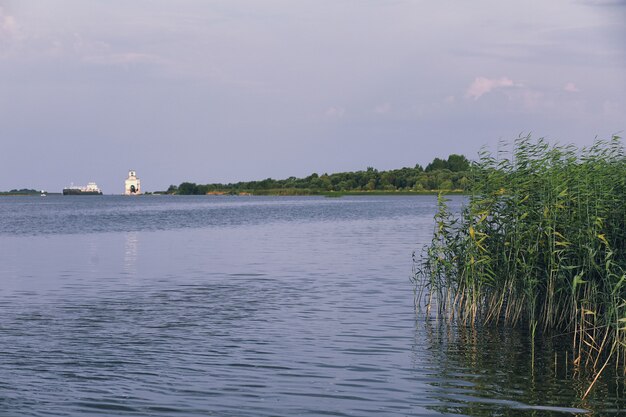 Lago de paisaje. Textura de agua. El lago está al amanecer. La desembocadura del río en la confluencia del lago.