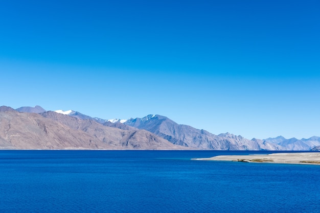 Lago Pangong com montanha