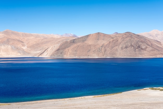 Lago Pangong com montanha