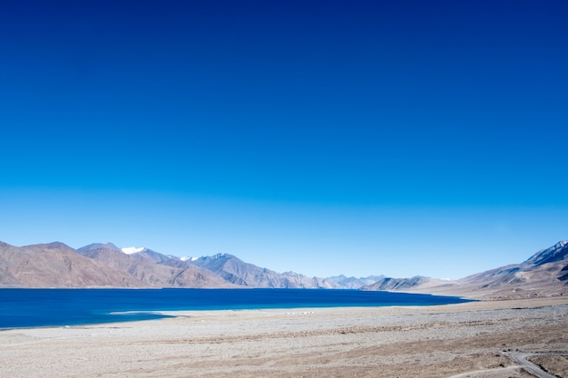 Lago Pangong com montanha