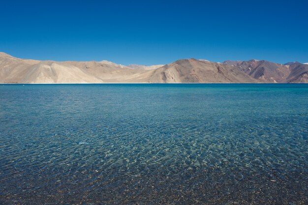 Lago Pangong e montanha