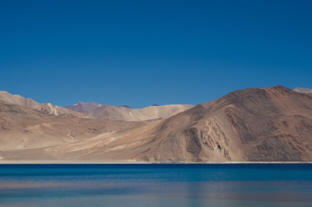 Lago Pangong y montaña