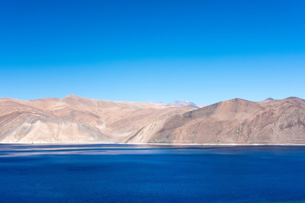 Lago Pangong con la montaña