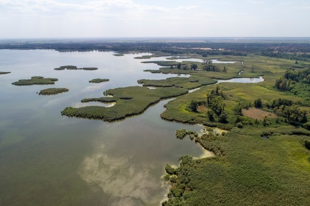 Foto lago pantanoso, fotografía aérea, en un día de verano