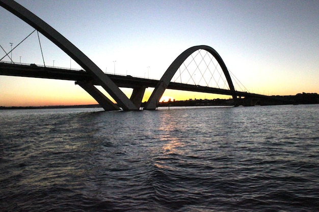 Foto lago paranoá. puente jk. puente juscelino kubitschek. atardecer. brasilia, la capital federal de brasil