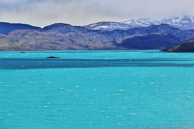 Foto lago pehoe en el parque nacional torres del paine, patagonia, chile