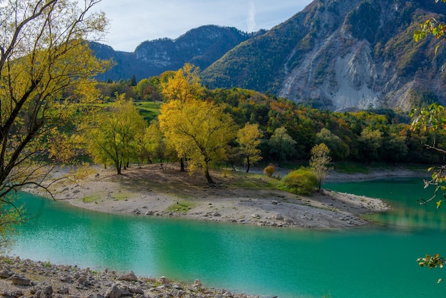 Lago pequeno da montanha