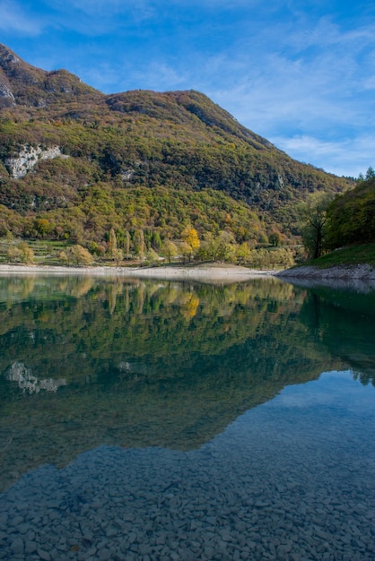 Lago pequeno da montanha