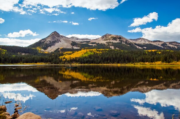 Lago perdido no outono. Colorado.