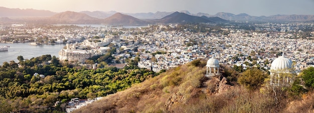 Lago Pichola y palacio de la ciudad en la India