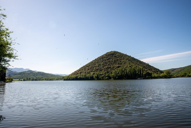 Foto lago de piediluco marmore en la provincia de terni